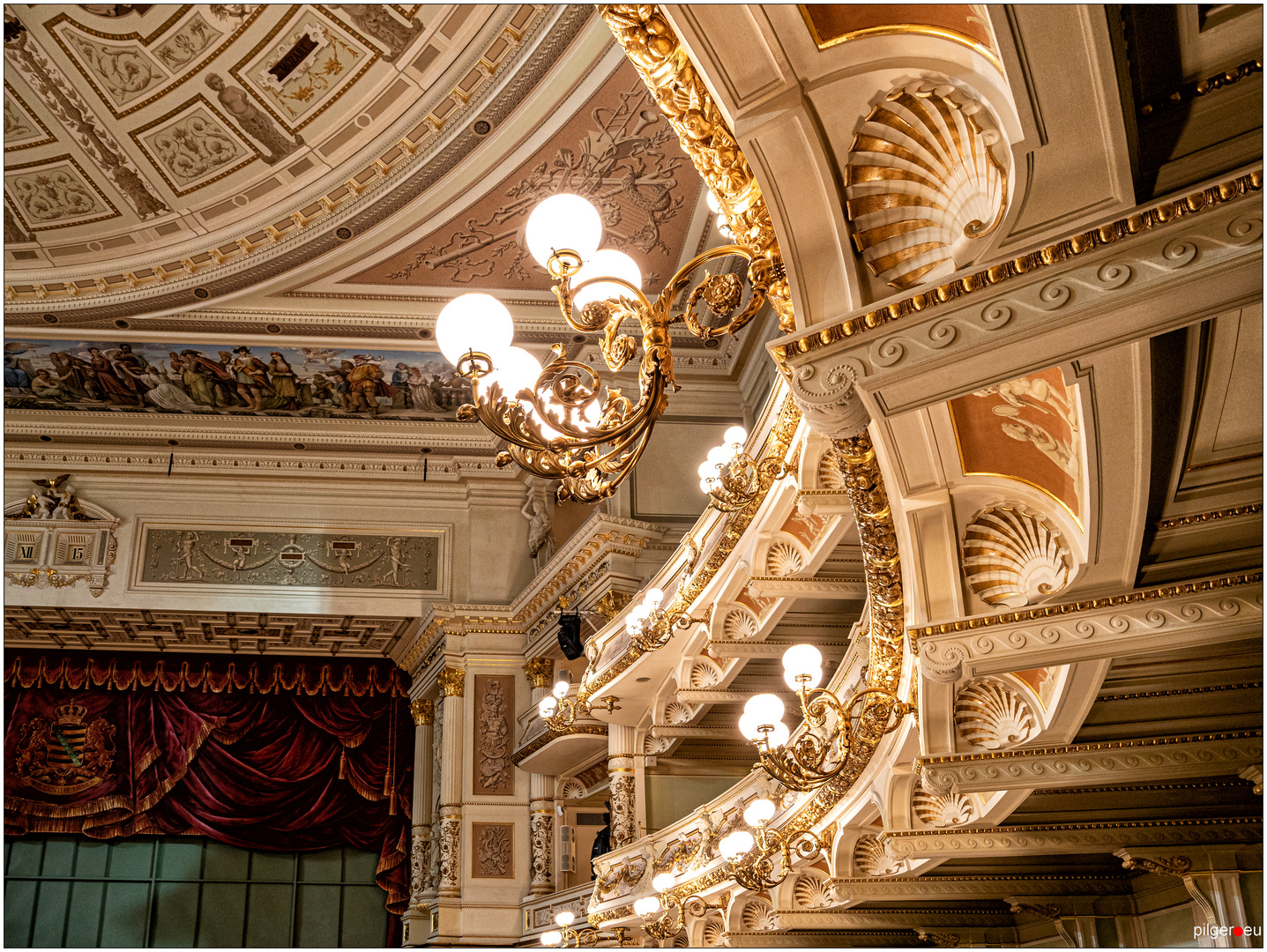 Semperoper - Blick auf die Ränge Richtung Eisener Vorhang