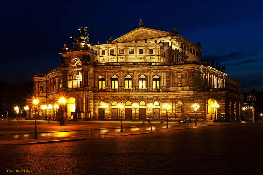 Semperoper Dresden bei Nacht