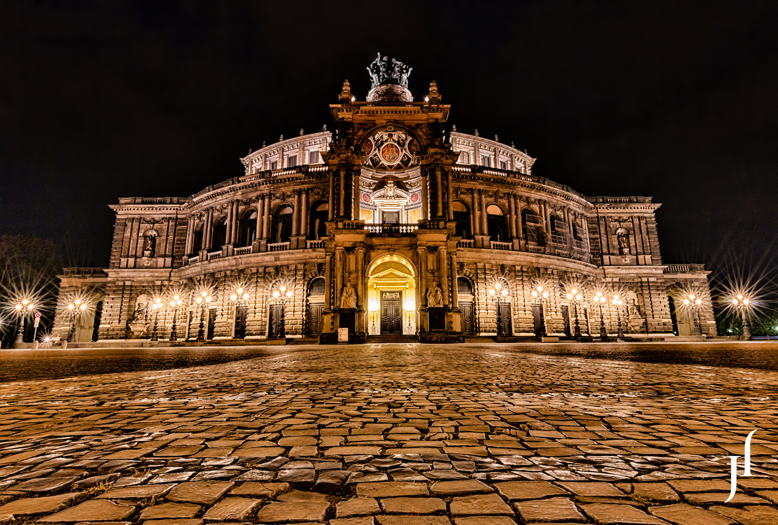 Semperoper Dresden bei Nacht