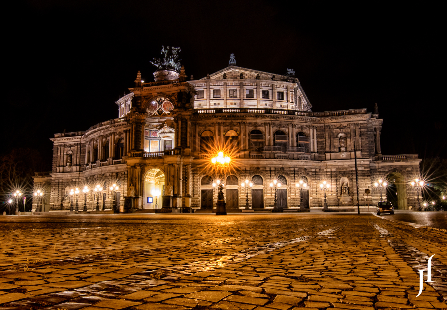 Semperoper Dresden bei Nacht