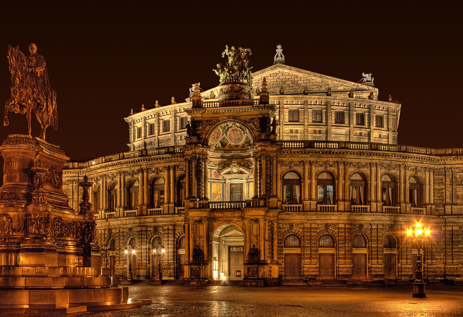 Semperoper Dresden im Regen