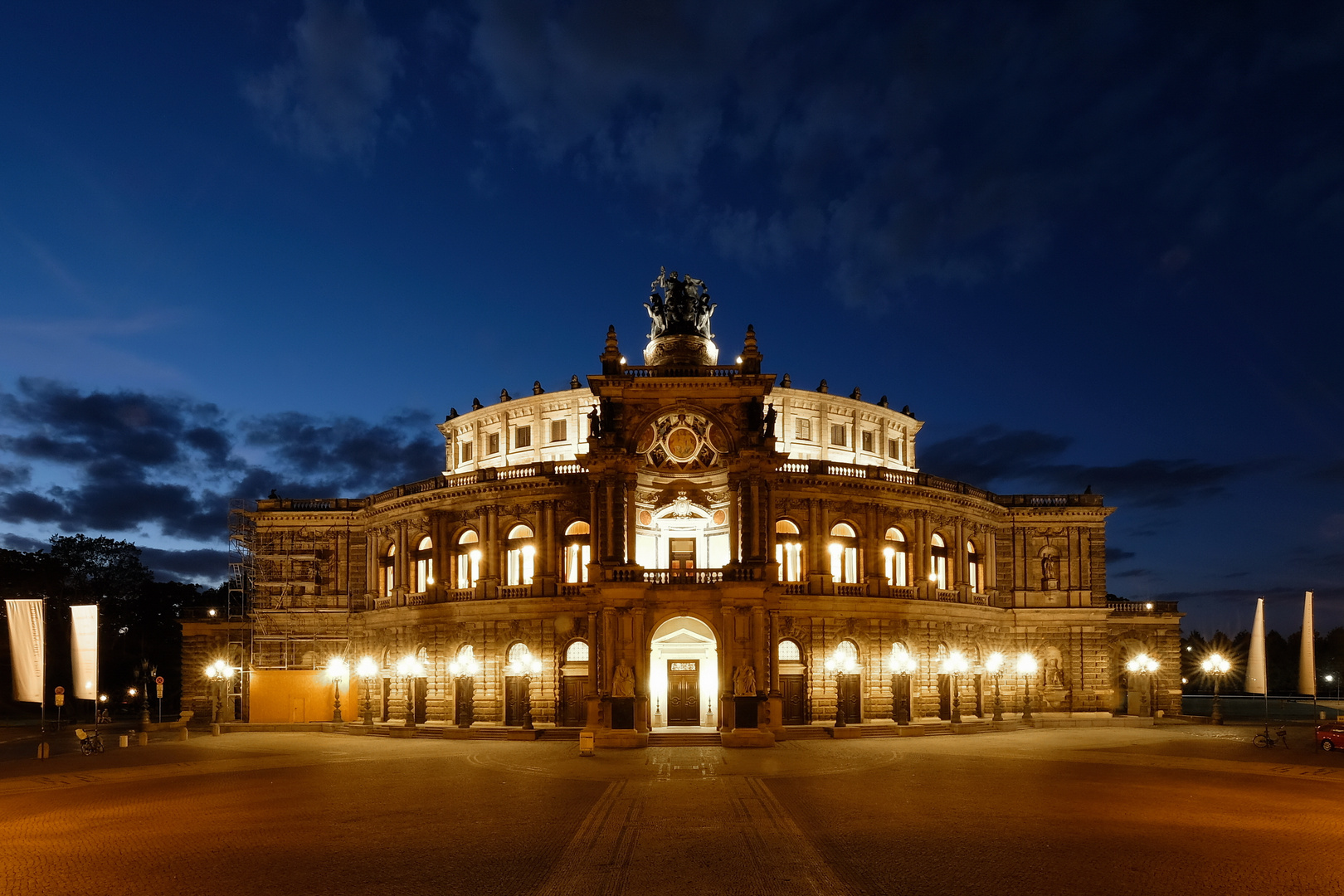 Semperoper Dresden in blauer Stunde 