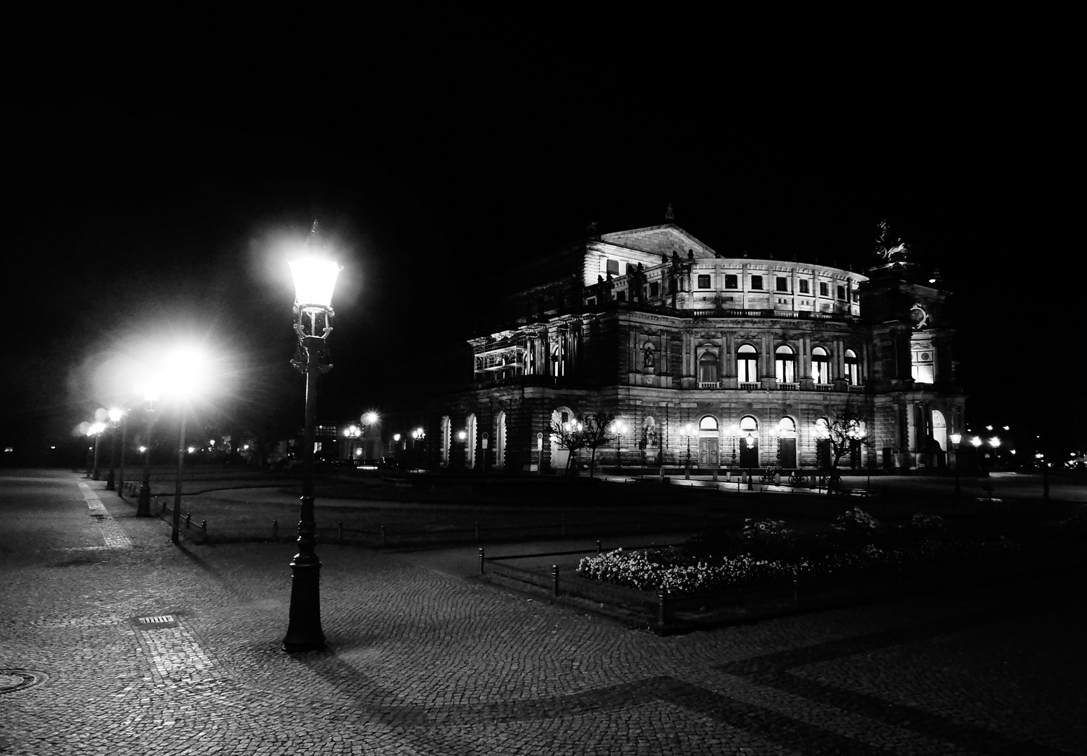 Semperoper Dreseden Abends S/W