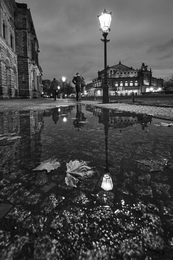 Semperoper gespiegelt