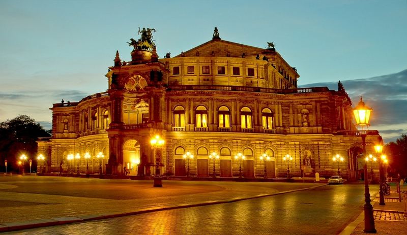 Semperoper im goldenen Licht