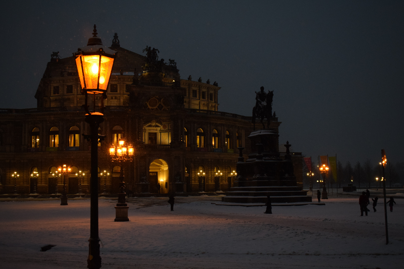 Semperoper im Schnee