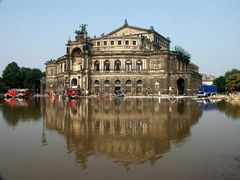 Semperoper im Wasser