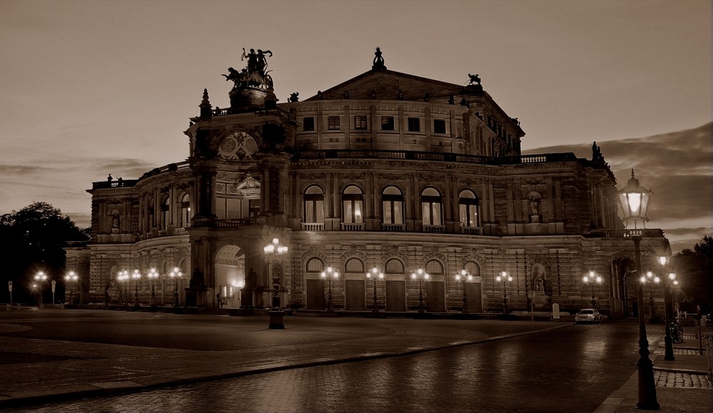 Semperoper in Bronze getaucht