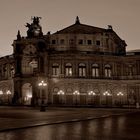 Semperoper in Bronze getaucht