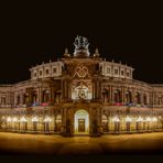 Semperoper in Dresden bei Nacht