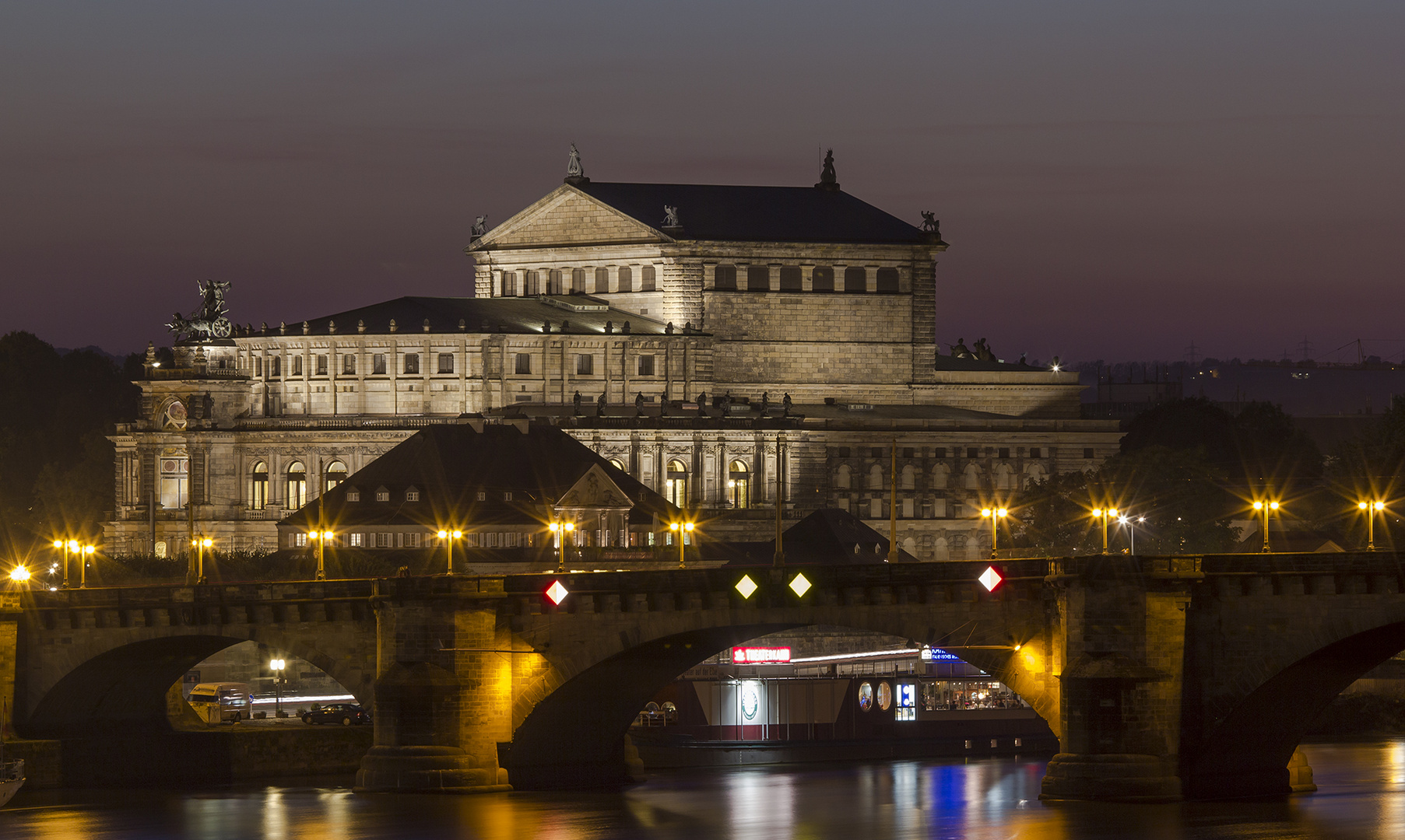 Semperoper in Dresden bei Nacht