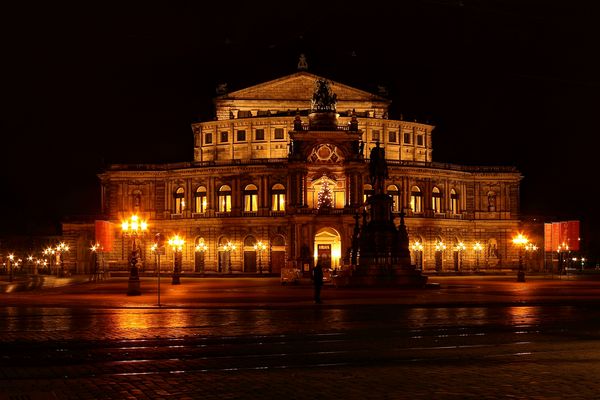 Semperoper in Dresden bei Nacht