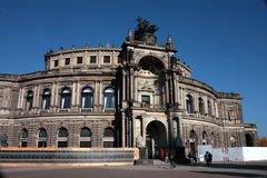 Semperoper in Dresden vomTheaterplatz aus