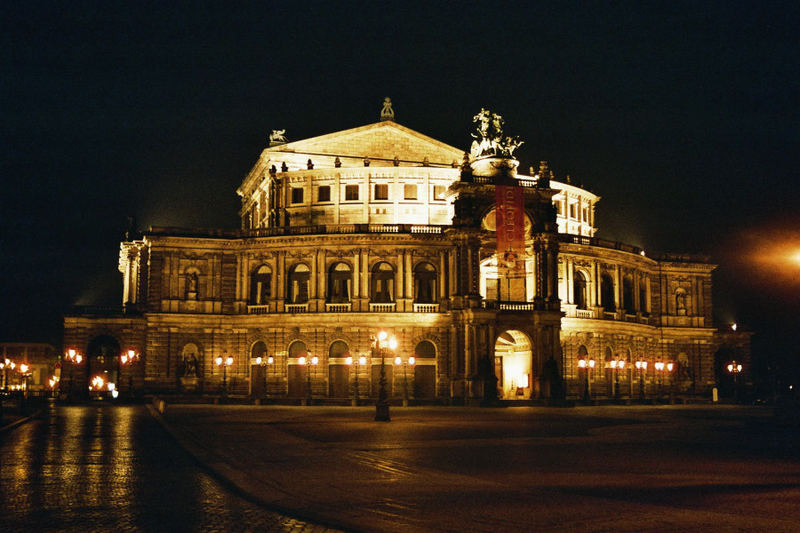 semperoper in nächtlicher stunde