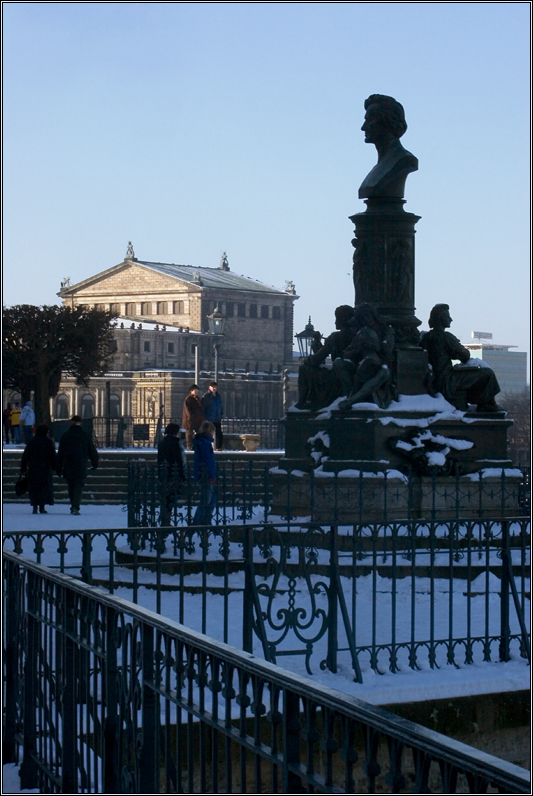 Semperoper mit Denkmal