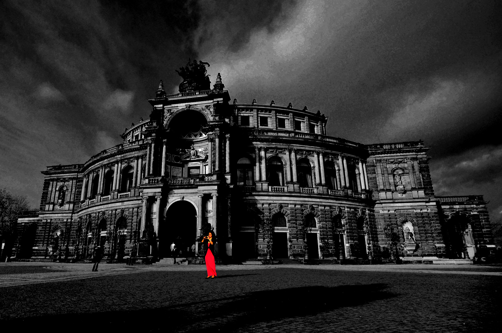 Semperoper mit Frau