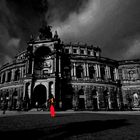 Semperoper mit Frau