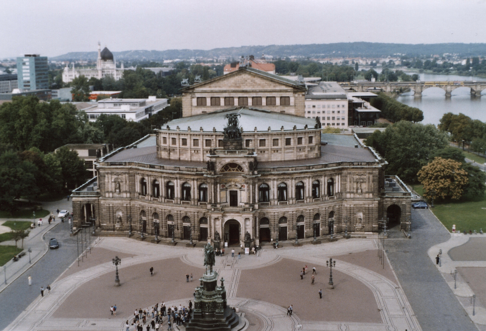 Semperoper mit hist. Belca Klappkamera