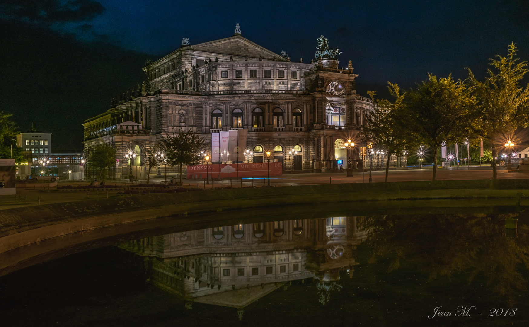 Semperoper mit Spiegelung