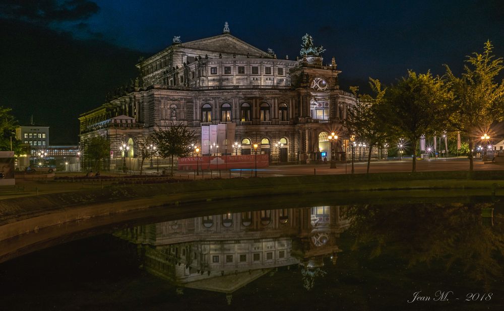 Semperoper mit Spiegelung