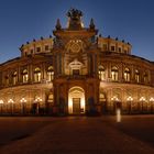 Semperoper mit weißer Frau