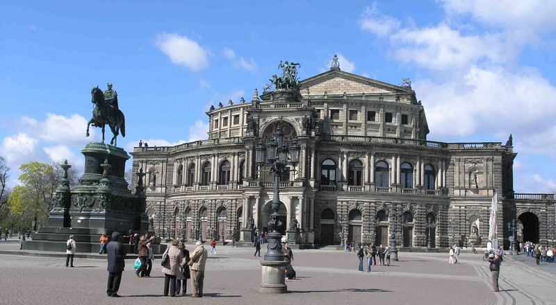 Semperoper und Denkmal König Johannes in Dresden