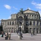 Semperoper und Denkmal König Johannes in Dresden