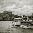 Semperoper und Elbdampfschifffahrt in Dresden