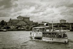 Semperoper und Elbdampfschifffahrt in Dresden