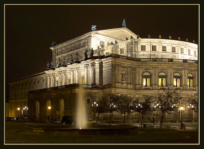 "Semperoper von der Seite"