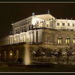 "Semperoper von der Seite"