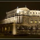 "Semperoper von der Seite"