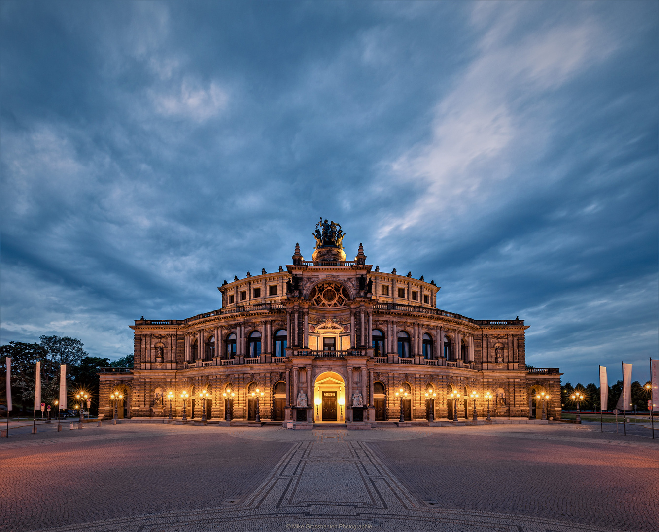 Semperoper zur blauen Stunde