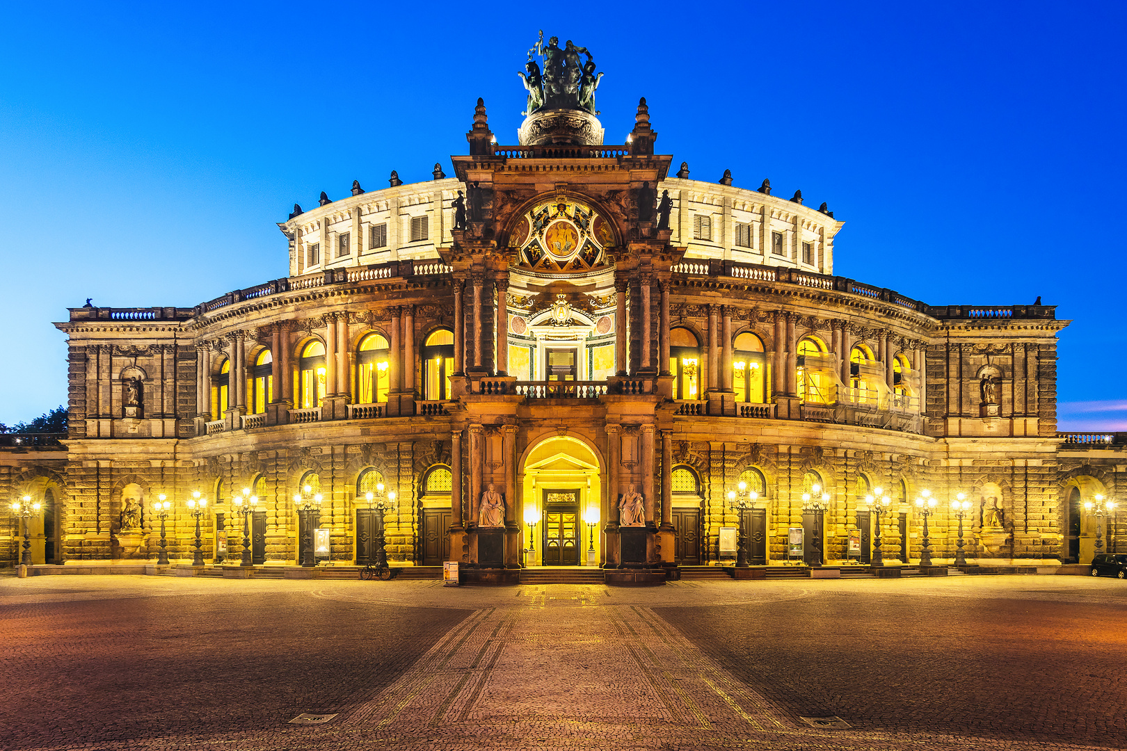 Semperoper zur blauen Stunde