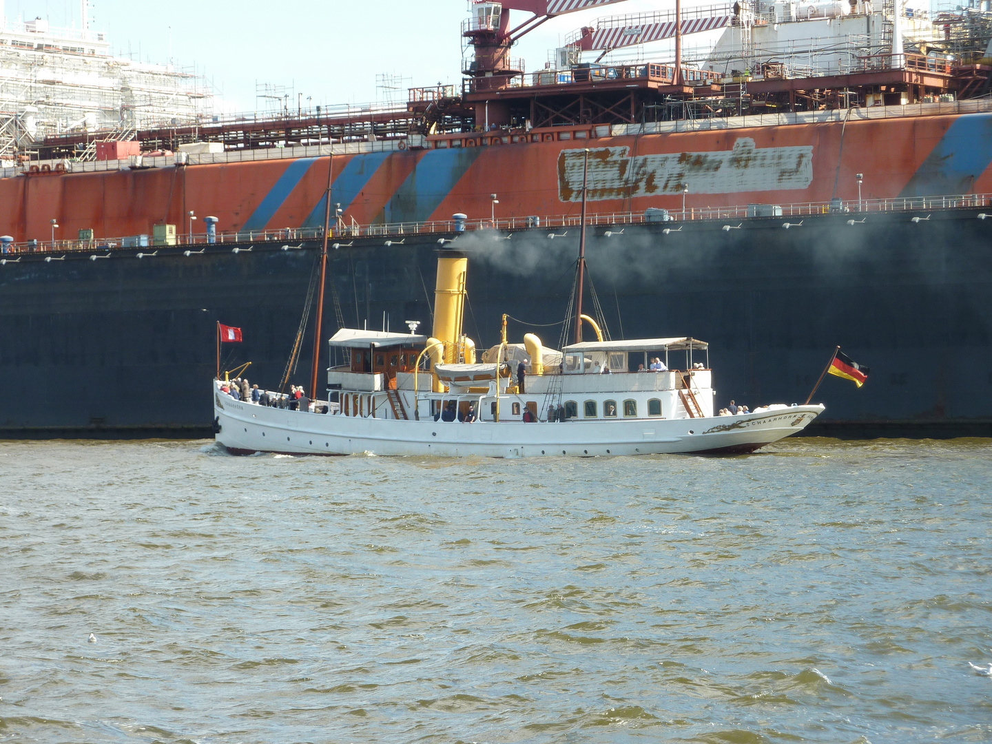 Senatsbarkasse Schaarhörn im Hamburger Hafen