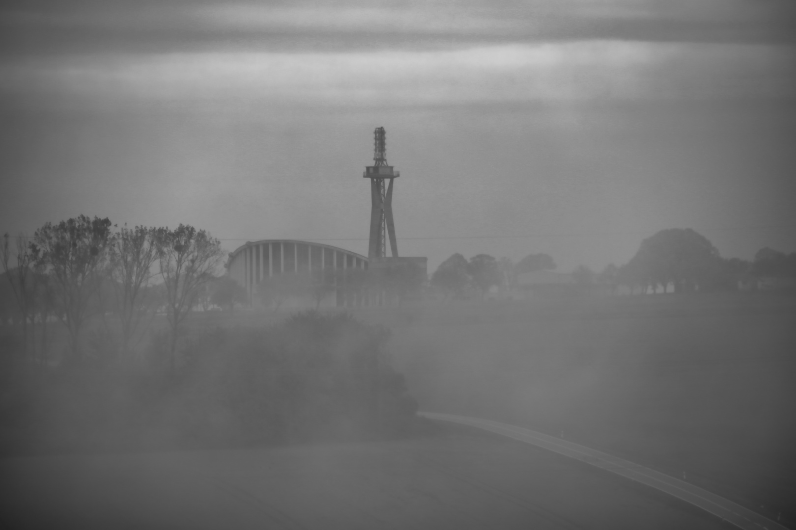 Sendehalle im Nebel