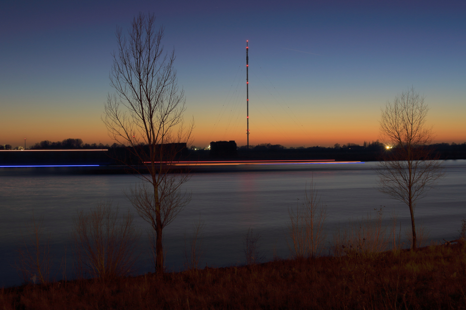 Sendemast bei Nacht