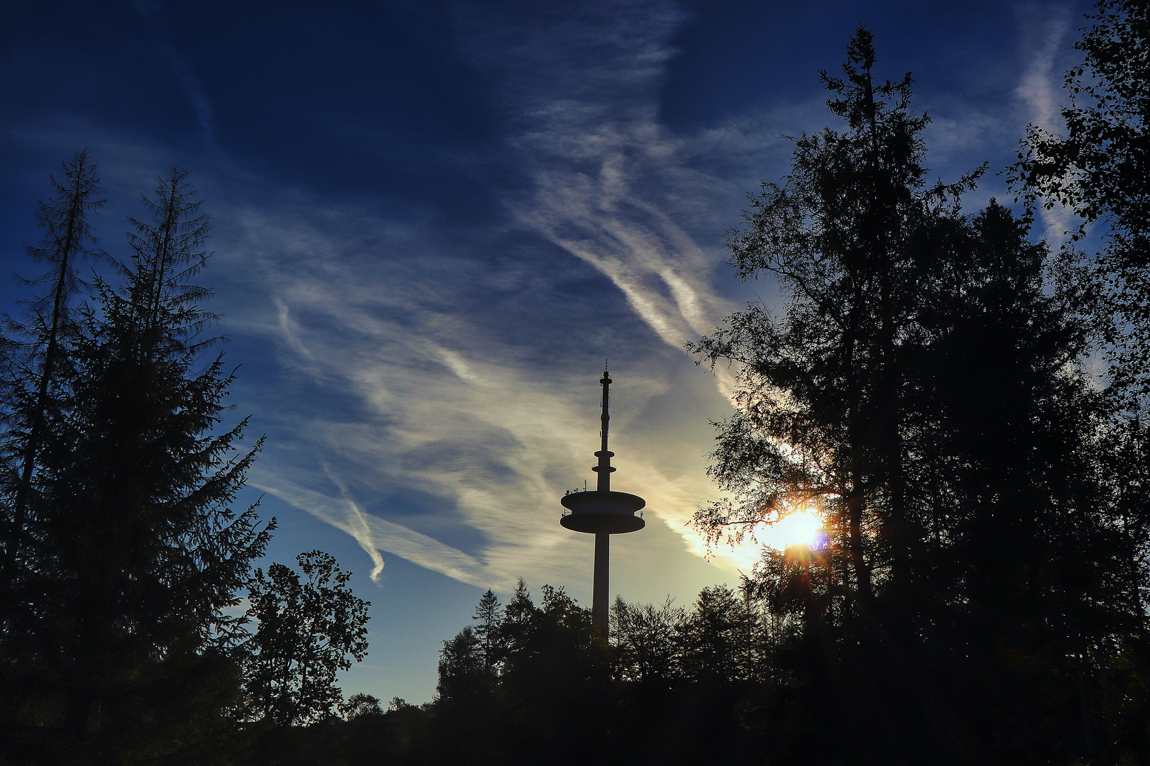 Sendemast im Gegenlicht