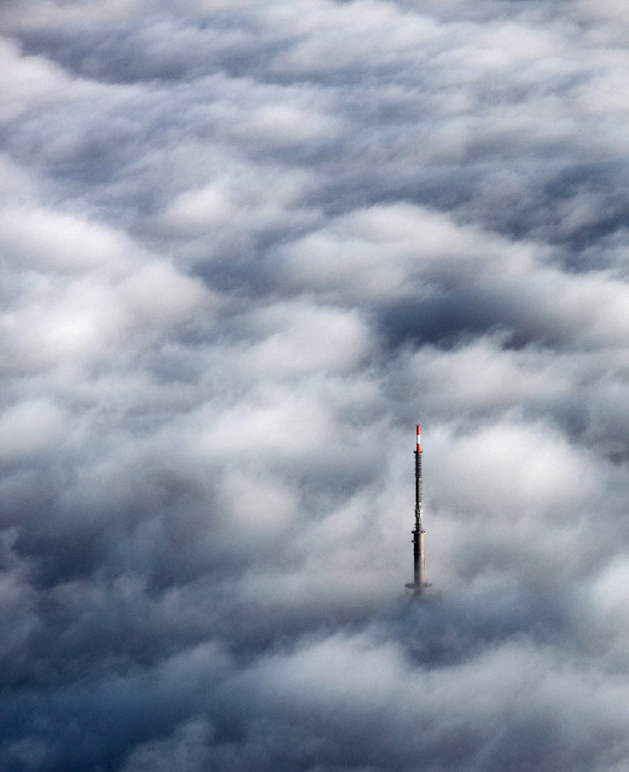 Sendemast im Nebel