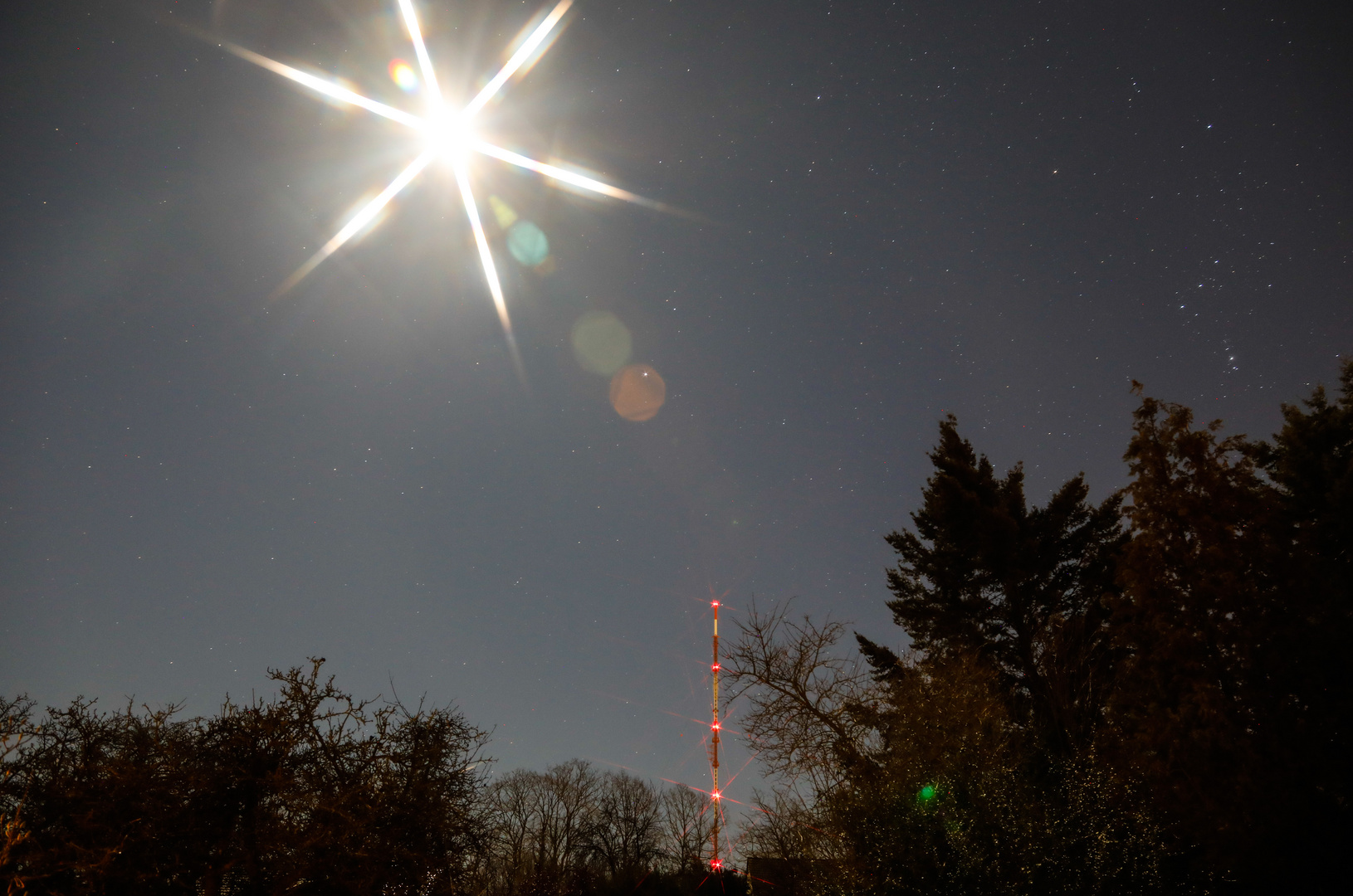 Sender bei Vollmond mit Blick auf den Orion