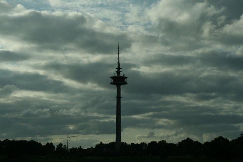 Sendeturm bei Dämmerung