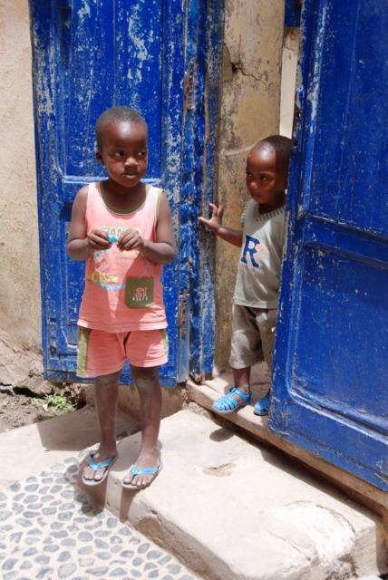 SENEGAL, Ile de Gorée - Au détour d'une Rue, deux enfants.