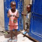 SENEGAL, Ile de Gorée - Au détour d'une Rue, deux enfants.