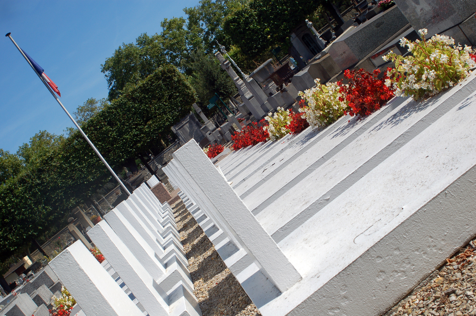 S'enfermer dans le silence patriotique , pour s'ouvrir à ses frères d'armes .