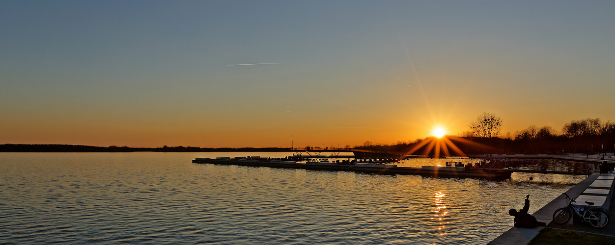 Senftenberger Hafen im untergehenden Sonnenlicht