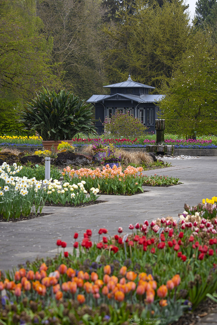 Senkgarten und Pavillon