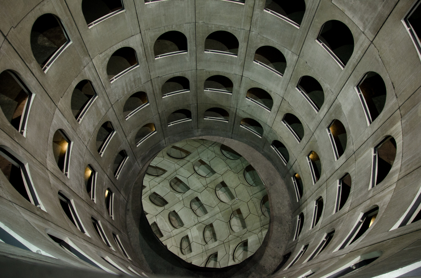 Sens Dessus-Dessous de Daniel Buren