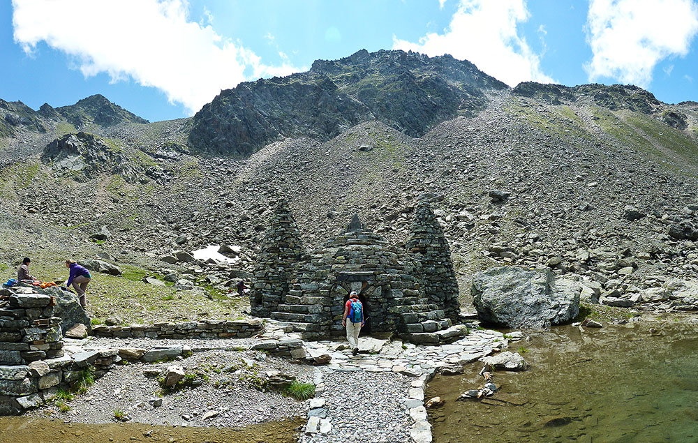 Sensationsmeldung: ein Azteken-Tempel an einem Tiroler Bergsee !