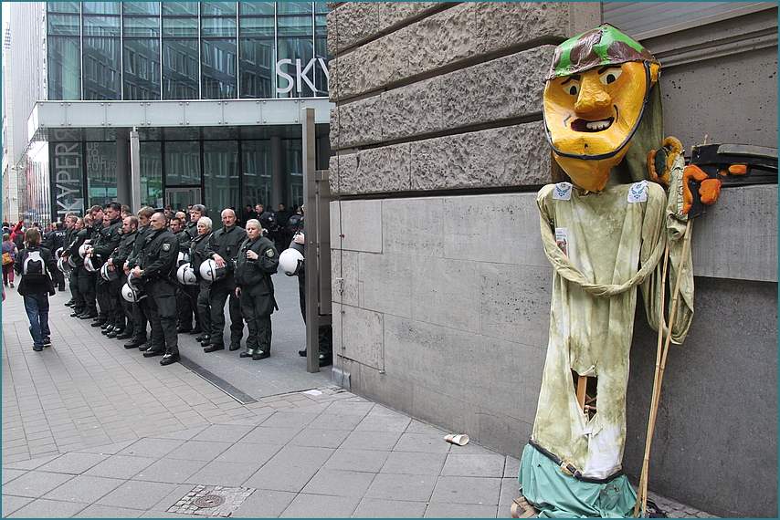 Sensenmann und Ordnungshueter  FFM Occupy12