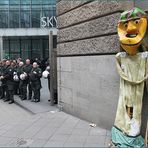 Sensenmann und Ordnungshueter  FFM Occupy12